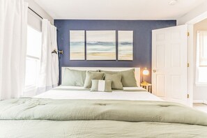 6 bedrooms, desk, iron/ironing board, travel cot