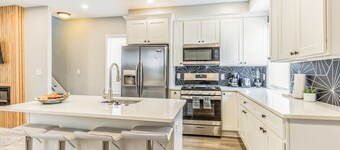 113 N Ohio  (Full House) · Outlets ★ Convention Center ★ Parking   ★Sleeps 14