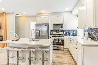 113 N Ohio (Full House) · Outlets ★ Convention Center ★ Parking ★Sleeps 14