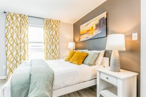 6 habitaciones, escritorio y tabla de planchar con plancha