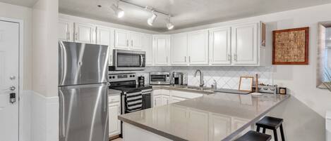 Kjøleskap, mikrobølgeovn, ovn og kokeplater