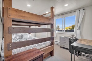 2 bedrooms, desk, iron/ironing board, free WiFi