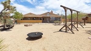 Exterior - Euphorbia House - Stars, Fire Pit & Ping Pong (Yucca Valley)