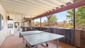 Outdoor dining - Euphorbia House - Stars, Fire Pit & Ping Pong (Yucca Valley)