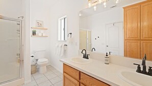 Combined shower/bathtub, hair dryer, towels - Euphorbia House - Stars, Fire Pit & Ping Pong (Yucca Valley)
