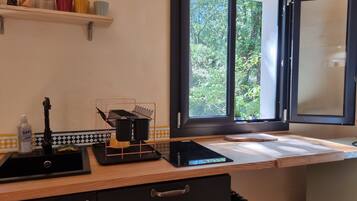 Réfrigérateur, four, cafetiÚre/bouilloire, grille-pain