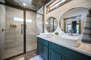 Douche, séchoir à cheveux, serviettes fournies, savon