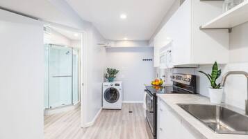 Fridge, oven, stovetop, coffee/tea maker