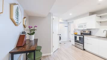 Réfrigérateur, four, plaque de cuisson, cafetiÚre/bouilloire