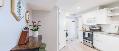 Fridge, oven, stovetop, coffee/tea maker