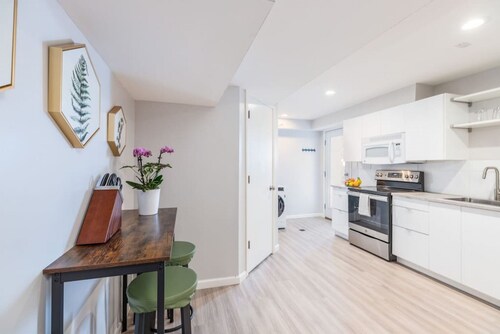 Private Pet Friendly Avenues Suite-❤️ of Downtown!