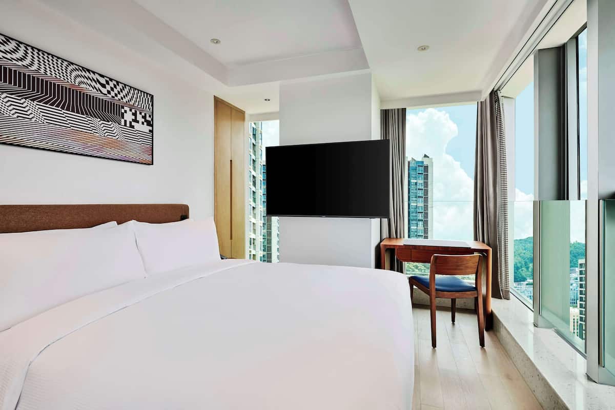 KING TWO BEDROOM RESIDENCE | Premium bedding, in-room safe, blackout curtains, iron/ironing board