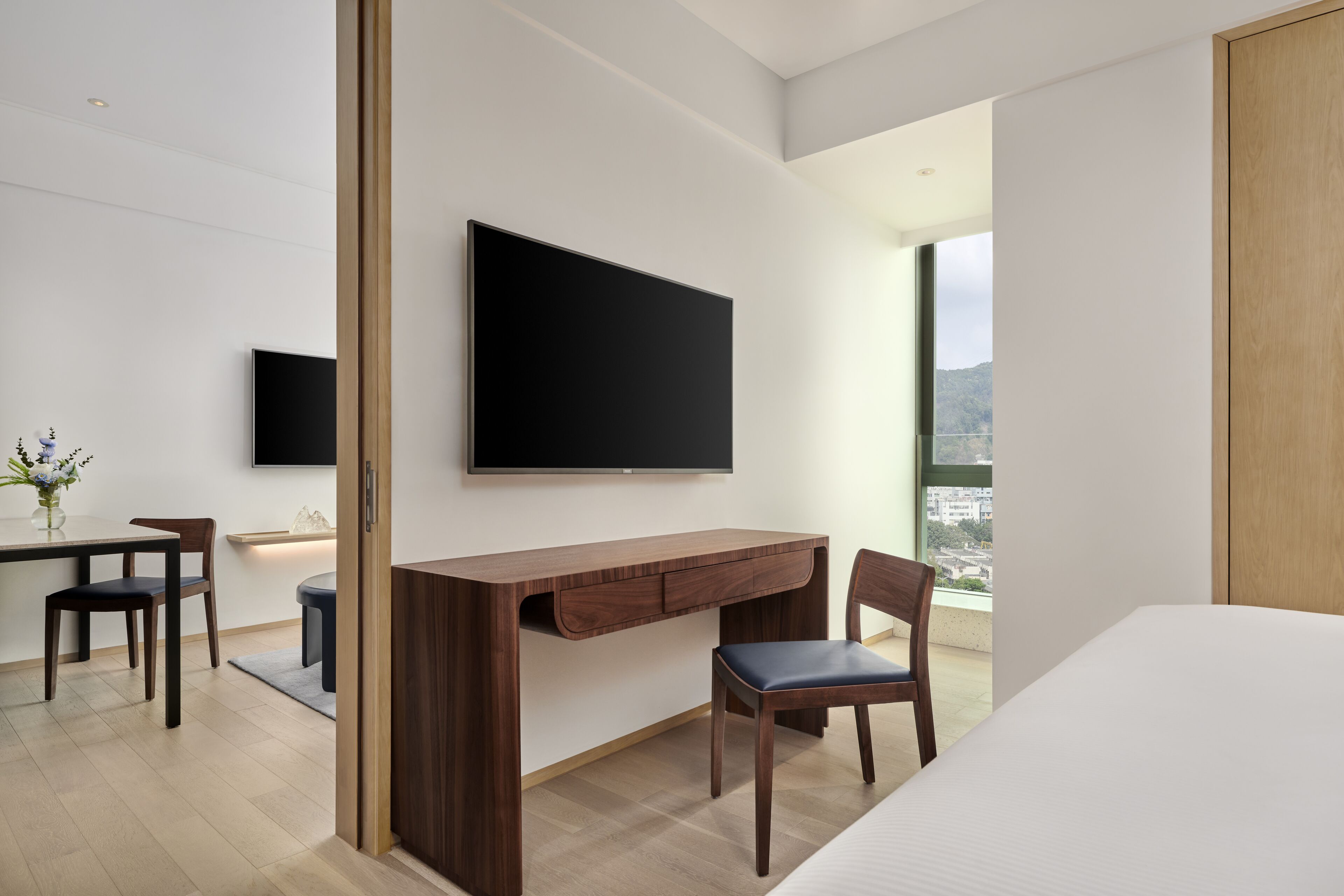 Premium Room, 1 Bedroom (Residence) | Peralatan tempat tidur premium, peti besi dalam bilik 