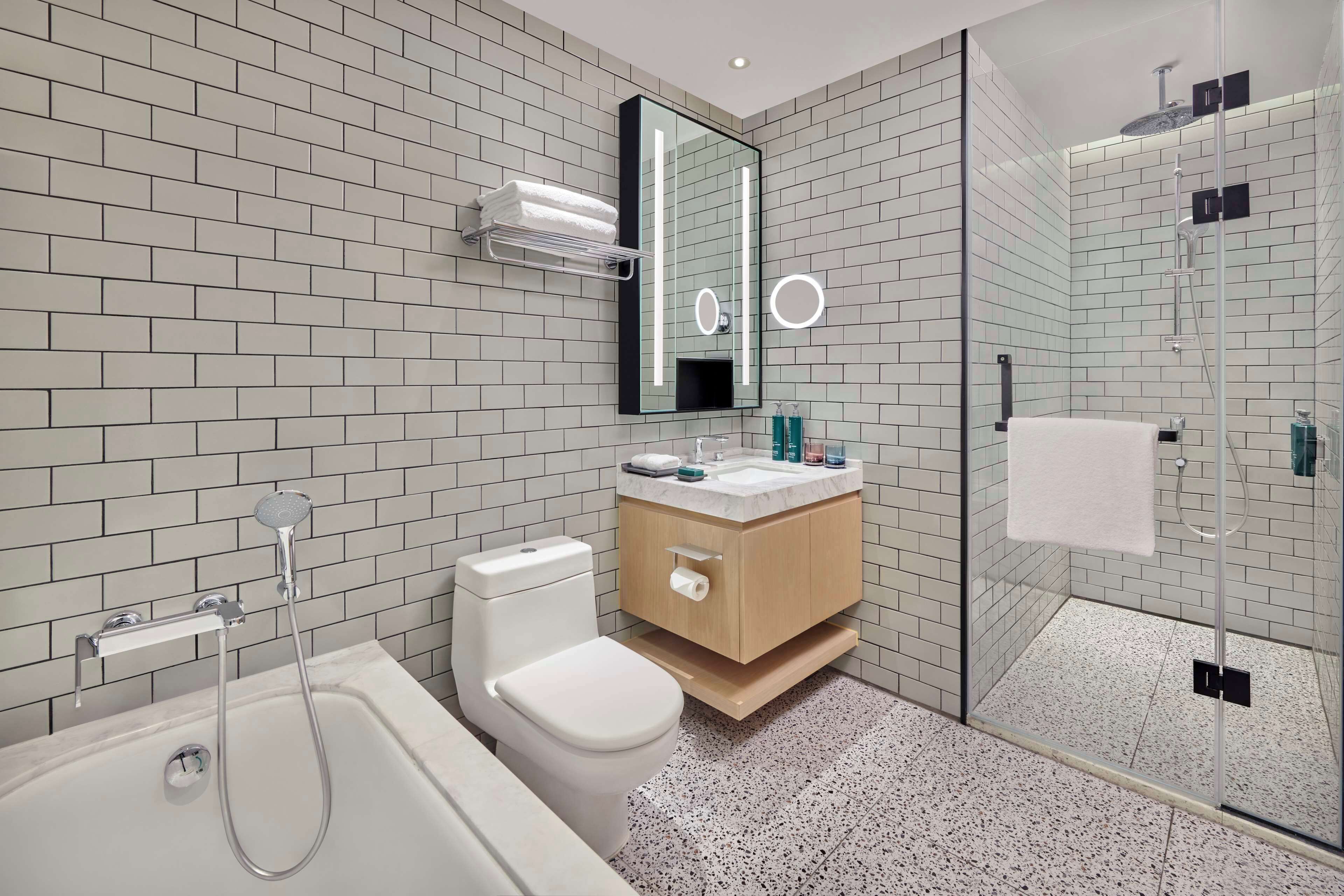 غرفة - سرير ملكي (Residence) | حمام | وحدات دش مع أحواض استحمام، مستلزمات فاخرة للعناية الشخصية، مجففات شعر