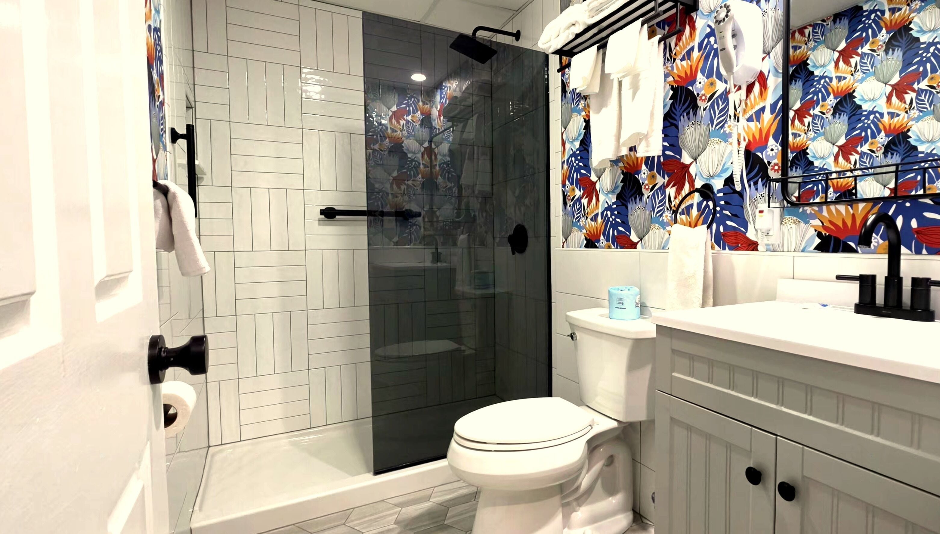 Superior Suite, 1 King Bed, Non Smoking, Annex Building | Bathroom | Free toiletries, towels, soap, shampoo
