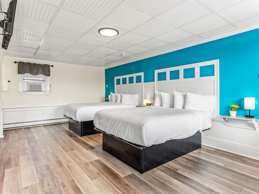 Quarto superior, 2 camas Queen, cozinha americana | Escrivaninha, Wi-Fi de cortesia, roupa de cama