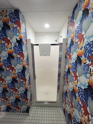 Habitación superior, 1 cama King size, hidromasaje | Baño | Amenidades de baño gratuitas, toallas, jabón, shampoo