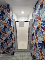 Superior Room, 1 King Bed, Jetted Tub | Bathroom | Free toiletries, towels, soap, shampoo