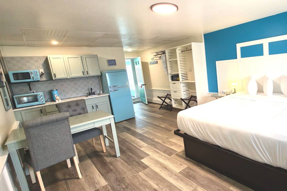 Superior Suite, 1 King Bed, Non Smoking, Annex Building | Desk, WiFi (free), bed sheets