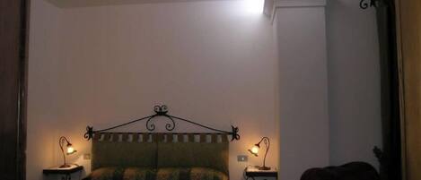 2 soverom, strykejern/-brett, reiseseng for barn og wi-fi