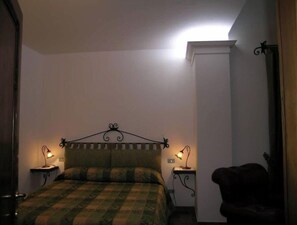 2 slaapkamers, een strijkplank/strijkijzer, reisbedje, wifi
