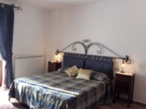 2 bedrooms, iron/ironing board, travel cot, WiFi