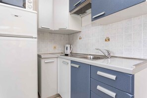 Fridge, microwave, stovetop, coffee/tea maker - Holiday apartment close to the city centre and the beach (Baška)