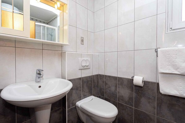 Shower - Holiday apartment close to the city centre and the beach (Baška)