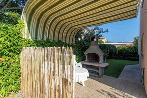 Terrace/patio - Holiday apartment close to the city centre and the beach (Baška)