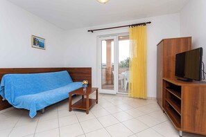 TV - Holiday apartment close to the city centre and the beach (Baška)