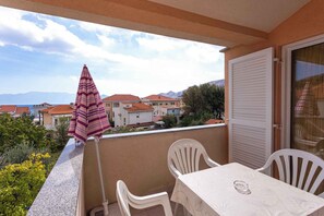 تناول الطعام بالخارج