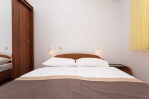 3 bedrooms, WiFi - Holiday apartment close to the city centre and directly by the sea (Baška)