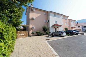 Exterior - Holiday apartment close to the city centre and directly by the sea (Baška)