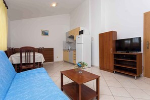 TV - Holiday apartment close to the city centre and directly by the sea (Baška)