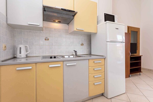 Fridge, microwave, stovetop, coffee/tea maker