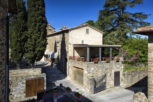 Villa La Fortezza in the heart of the historic center of Montalcino with Jacuzzi