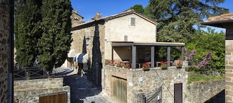 Villa La Fortezza nel cuore del centro storico di Montalcino con Jacuzzi