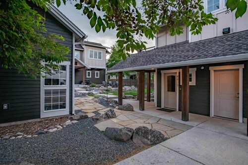 Mountain Studio - luxury finishes in upscale neighborhood, e-bikes included!