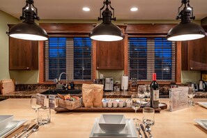 KĂŒhlschrank, Mikrowelle, Ofen, Herdplatte