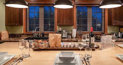Mountain Studio - luxury finishes in upscale neighborhood, e-bikes included!