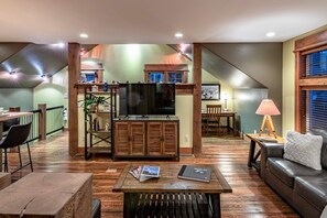 Smart TV, offices - Mountain Studio - luxury finishes in upscale neighborhood, e-bikes included! (Bozeman)