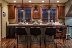 Fridge, microwave, oven, stovetop - Mountain Studio - luxury finishes in upscale neighborhood, e-bikes included! (Bozeman)