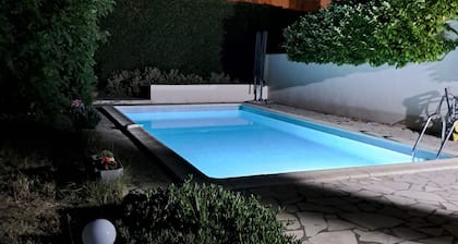 Villa à la mer, piscine au calme dans un écrin de verdure
