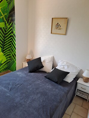 3 bedrooms, desk, iron/ironing board, free WiFi - Villa by the sea, swimming pool in a quiet green setting (Agde)