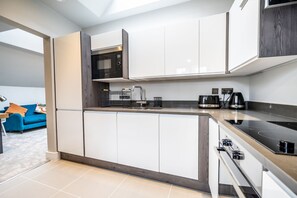 Kylskåp, mikrovågsugn, ugn och spishäll