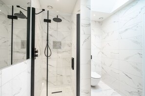 Dusch, hårtork och handdukar