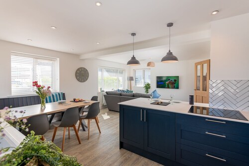 Spring Tide : Refurbished 4‑Bed Family Home with Garden in Rhosneigr | Managed by Anglesey Holiday L