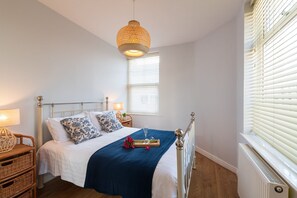 2 bedrooms, travel crib, free WiFi - Bryn Awel Bach: 2-Bed Apartment in Central Rhosneigr | Managed by Anglesey Holiday Lettings (Rhosneigr)