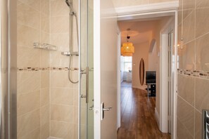 Shower, hair dryer, towels - Bryn Awel Bach: 2-Bed Apartment in Central Rhosneigr | Managed by Anglesey Holiday Lettings (Rhosneigr)