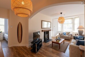 Flatskjerm-TV, peis og DVD-spiller